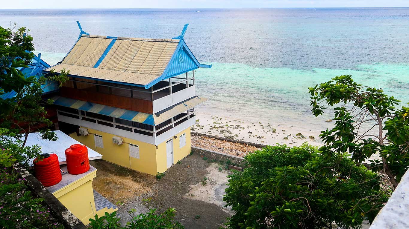 Phinisi-Hostel-at-Panrang-Luhu-Beach