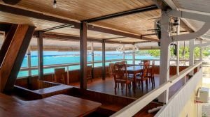 Relaxing Area in Phinisi Hostel. Cheap hotel Bira